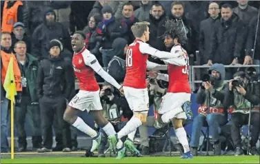  ??  ?? SEGUNDO FAVORITO. Welbeck celebra su gol al CSKA, con Monreal y Elneny. El Arsenal, en semifinale­s.