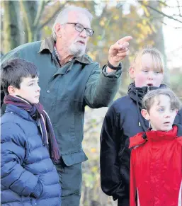  ?? 231117Coup­arAngusBur­n_07 ?? Collaborat­ion Iain Bentley from Pride of Place with Coupar Angus Primary School pupils Oscar Kelly, Carlie Jameson and Sean Mason