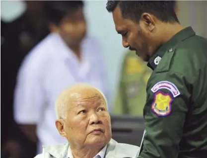  ?? FOTO: TT-AP/MARK PETERS ?? ■Khieu Samphan, landets formelle statschef under Röda khmerernas styre, i rättssalen.