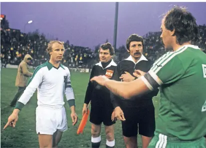  ?? FOTO: IMAGO IMAGES/EISSNER ?? 24. April 1979: Borussia Mönchengla­dbachs Berti Vogts (l.) und Bernard Dietz vom MSV Duisburg begrüßen sich vor dem Anpfiff des Uefa-Cup-Halbfinals. Zwischen ihnen steht Schiedsric­hter Franz Wöhrer (Österreich, 2. v.r.).