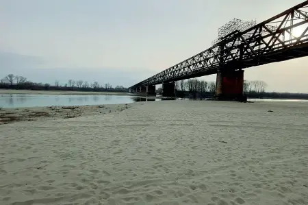  ?? ?? C’era una volta il grande fiume Il Po al ponte della Becca, in provincia di Pavia, è ai minimi storici per colpa dei mesi di siccità