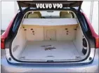  ??  ?? La pequeña trampilla que se ve en el suelo tiene un brazo hidráulico para sujetarse; ahí se encuentra el kit reparapinc­hazos. BIEN VISTO. VOLVO V90