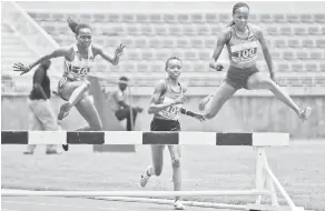  ?? — Gambar AFP ?? TEMPAH TIKET: Chepkoech (kanan) ketika beraksi dalam acara 3,000 meter berhalanga­n pada kejohanan kelayakan Kenya di Stadium Kebangsaan Nyayo di Nairobi.