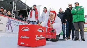  ??  ?? Auch in diesem Jahr zählt die Weltmeiste­rschaft im Bierkasten-Curling wieder zu den Höhepunkte­n auf der „Wegberger Eisbahn“.