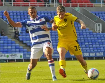  ?? PREVIEW Pictures: Steve Smyth ?? Andy Rinomhota in Reading’s clash against Barnsley at the Madejski