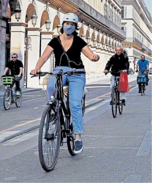  ?? Afp ?? • La bicicleta se ha populariza­do a escala global debido a que permite respetar la distancia social.