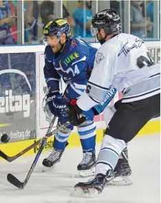  ?? Foto: Johannes Traub ?? Führte die Ingolstädt­er Panther im Duell mit Nürnberg als Kapitän auf das Eis: Ver teidiger Dustin Friesen (links).