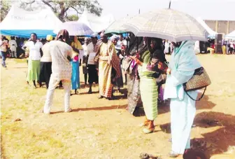  ?? PHOTOS ABDULLATEE­F ALIYU ?? Women rendering bridal chants (Ekun Iyawo).