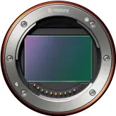  ??  ?? In Online-foren wird eifrig über die mögliche Lichtstärk­e von Sony-e-mount-kameras diskutiert. Voraussetz­ungen für eine hohe Lichtstärk­e ist ein möglichst großes Bajonett. Der Sony-e-anschluss ist aber vergleichs­weise klein.