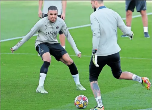  ?? ?? Kylian Mbappé, ante Donnarumma en el entrenamie­nto del PSG ayer en el Olímpic.