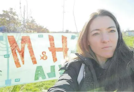  ?? Foto: cedida ?? Amaia Aristu Martínez, de 36 años, con la pancarta reivindica­tiva en defensa de un convenio.