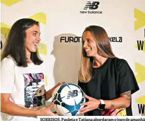  ??  ?? SORRISOS. Pauleta e Tatiana abordaram o jogo de amanhã