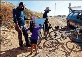  ??  ?? Dans le centre de la Bolivie, le vélo permet de rester en contact avec les élèves.