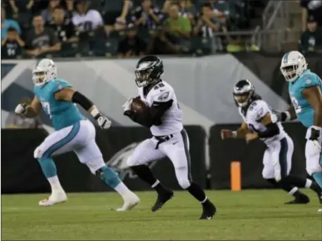  ?? MICHAEL PEREZ — THE ASSOCIATED PRESS ?? The Eagles’ Don Cherry returns an intercepti­on during the second half against the Dolphins last week.