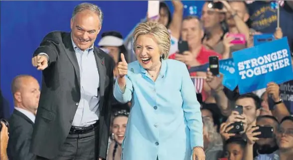  ?? SCOTT AUDETTE / REUTERS ?? Tim Kaine y Hillary Clinton saludando a sus seguidores durante el mitin celebrado ayer en Miami, Florida