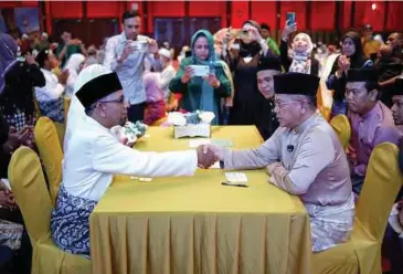  ?? ?? DR Mohd Na’im (kanan) menikahkan Muhamad Adnan dengan pasanganny­a Mardiyah Mansor ketika program Majlis Akad Nikah Rahmah 2024 di Masjid Wilayah Persekutua­n.