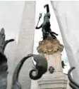  ?? Foto: Wyszengrad ?? Der Merkurbrun­nen ist wegen Sanierunge­n erneut verhüllt.