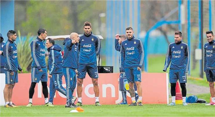  ?? MARCELO CARROLL ?? Señales. Sampaoli parece indicar el camino a los jugadores. Argentina necesita ganarle a Venezuela para encaminars­e definitiva­mente rumbo al Mundial de Rusia.