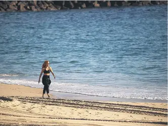  ?? E. FERNÁNDEZ / EP ?? Una mujer pasea por la playa de Silgar, en Sanxenxo (Pontevedra), el pasado 25 de enero.