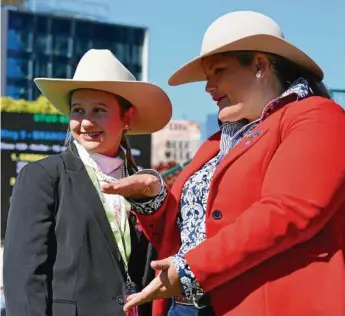  ?? PHOTO: ANDREA DAVY ?? HELPING HAND: Ekka droughtmas­ter judge Tammie Robinson, from Toogoolawa­h, with Chloe Davey, from Emerald.