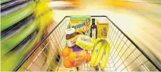  ?? FOTO: DPA ?? Waren in einem Einkaufswa­gen: Der Allgäuer Einzelhänd­ler Feneberg behauptet sich gegen die Konkurrenz im Lebensmitt­elhandel.