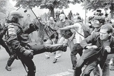  ?? Vyvolala ve Francii srážky mezi demonstran­ty a policií. Změny přitom paradoxně provádějí socialisté. FOTO ČTK/ AP ?? Reforma pracovního práva