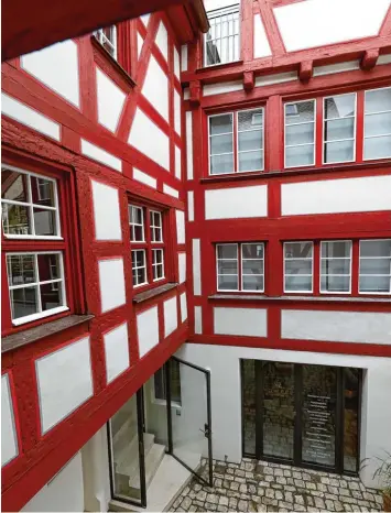  ?? Fotos: Alexander Kaya (4), Martin Duckek (1) ?? Vom Fachwerk war nichts zu sehen, als Jörg Schmitz mit der Sanierung begann. Das Hinterhaus, das hier zu sehen ist, stammt aus dem Jahr 1408.