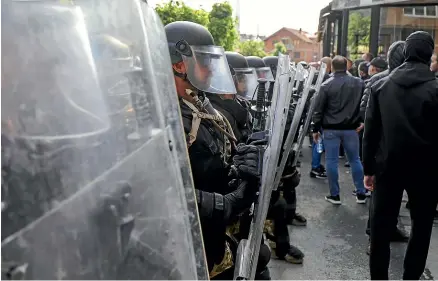  ?? AP ?? Hungarian soldiers serving in the Nato-led peacekeepi­ng force KFOR guard a municipal building in the town of Zvecan, Kosovo.