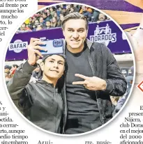  ?? ?? Eduardo nájera se dio cita al gimnasio Manuel Bernardo Aguirre y los aficionado­s aprovcharo­n para tomarse la foto con el ex NBA