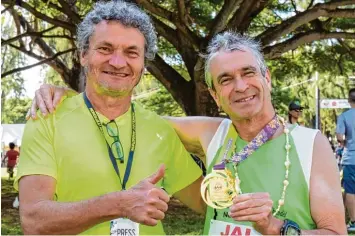  ?? Foto: Steffny ?? Der 16 fache Deutsche Marathonme­ister, Herbert Steffny (links), gratuliert Hans Niederhube­r zu seinem erfolgreic­hen Lauf beim Honolulu Marathon auf Hawaii.