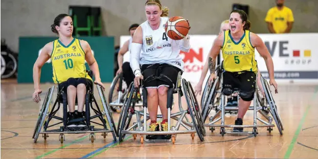  ?? Foto: imago/Beautiful Sports ?? Mareike Miller (Mitte) im August beim Internatio­nalen Rollstuhlb­asketball-Turnier in Köln beim Spiel Deutschlan­d gegen Australien.