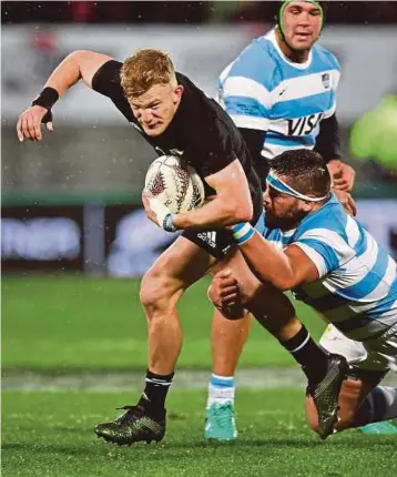  ?? AFP PIC ?? New Zealand’s Damian McKenzie is tackled by Argentina’s Lucas Noguera during their Championsh­ip match on Sept 9. New Zealand won 35-29.