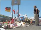  ?? CEDAR ATTANASIO/AP FILE ?? Mourners visit a makeshift memorial near the Walmart in El Paso, Texas, where 22 people were killed in August.