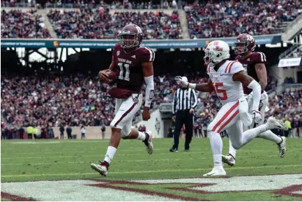  ?? TROY TAORMINA-USA TODAY SPORTS ?? Texas A&amp;M Aggies quarterbac­k Kellen Mond (11) runs with the ball for a touchdown during the first quarter against the Mississipp­i Rebels at Kyle Field.