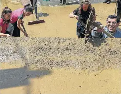  ?? ?? Vecinos de Bera se afanan por limpiar sus locales y viviendas tras las lluvias torrencial­es.