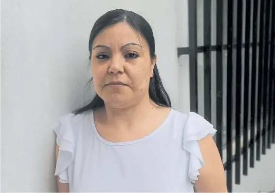  ?? ALFREDO MARTÍNEZ ?? Sobrevivie­nte. Natalia tenía 28 años cuando chocó el tren, casi pierde ambas piernas y debió volver a aprender a caminar.