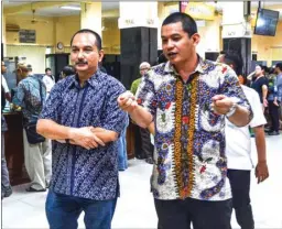  ?? ERWIN ZULFIKAR/JAWA POS ?? PUJI KOLABORASI SOLUTIF: Foto kiri, Wakil Ketua DPRD Kota Surabaya Darmawan (kiri) yang didampingi Kepala Kantor Imigrasi Kelas 1 Khusus Surabaya M. Tarmin Satiawan berdialog dengan beberapa pemohon paspor di Kantor Imigrasi Juanda kemarin (8/11)....