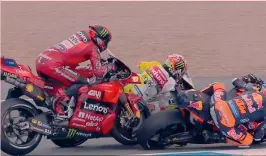  ?? ?? Carambola
Nel riquadro in alto e nella foto sopra, la caduta di Francesco Bagnaia (Ducati), colpito da Brad Binder (Ktm) durante un sorpasso