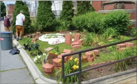  ?? PHOTO COURTESY HEATHER BARKER ?? Empower participan­ts work to clean up the garden area outside of the Eliot Presbyteri­an Church.