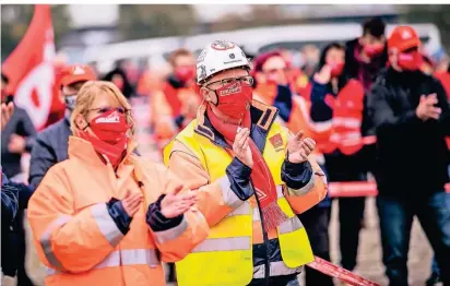  ?? RP-FOTOS: ORTHEN,
STEGNER (3) ?? Demonstran­ten auf der Demo der IG Metall in Düsseldorf.