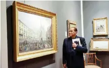  ?? LaPresse ?? Visita Silvio Berlusconi ieri alla mostra di antiquaria­to a Milano
