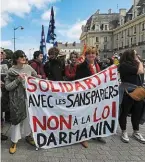  ?? | PHOTO : JEAN-FRANÇOIS MONIER, AFP ?? Des manifestan­ts contre la future loi immigratio­n, à Rennes.