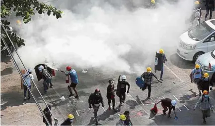  ?? EFE ?? La jornada fue especialme­nte mortal, según la ONU. En la foto, manifestan­tes evitan gases lacrimógen­os y disparos de militares.