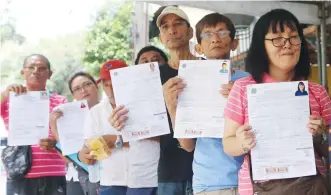  ??  ?? ELECTION HOPEFULS – Aspiring candidates for the Barangay and Sanggunian­g Kabataan elections in May hold their certificat­es of candidacy at the Comelec office in Intramuros, Manila, Sunday. (Ali Vicoy)