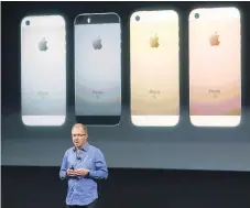  ?? FOTO: EL HERALDO ?? Greg Joswiak, ejecutivo de Apple, anunció las caracterís­ticas del teléfono SE, el que es más pequeño y cómodo.