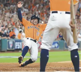  ?? - Associated Press: David J. Phillip ?? Jose Altuve marque à la suite d’un double de son coéquipier Carlos Correa, en 6e manche.