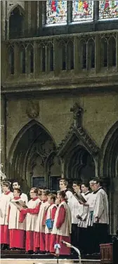  ?? ARMIN WEIGEL / AP
‘Regensburg­er Domspatzen’. ?? Los actuales niños del coro de
la catedral de Ratisbona, cantando en dicha catedral
el 15 de mayo del 2014