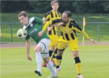  ?? NGZ-FOTO: WOI ?? Top und Flop: Uedesheim spielt auch dank Wintertran­sfer Michael Hausdörfer (l.) eine starke Rückrunde und darf in die Aufstiegsr­elegation. Die Reserve des SC Kapellen um Türkan Dedeeli spielte eine Saison zum Vergessen.