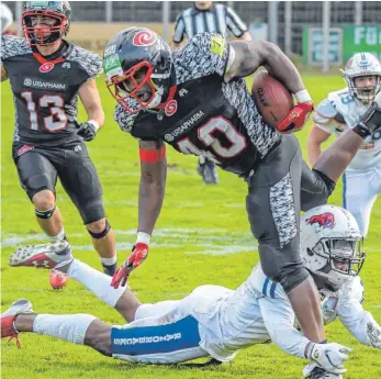  ?? FOTO: FLORIAN WOLF ?? Ravensburg­s Jevonte Alexander kommt zu spät, Florian Messner erzielt einen Touchdown für die Saarland Hurricanes.