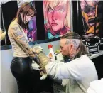  ?? PHOTO OUEST-FRANCE ?? La convention du tatouage et de la bande dessinée se tient encore ce dimanche.